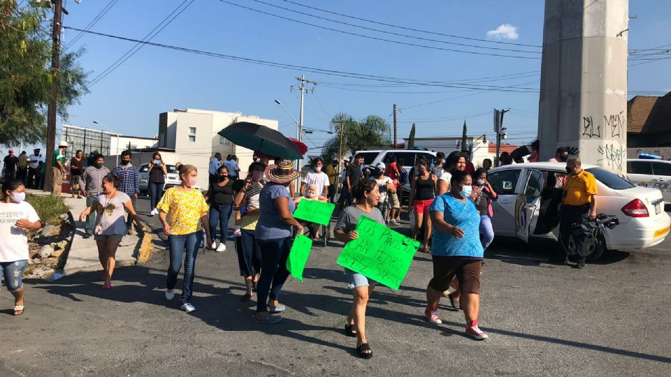 Un grupo de personas, entre los que había mujeres y niños, bloqueó la Avenida Morones Prieto  por casi media hora. Foto: Uriel Vélez