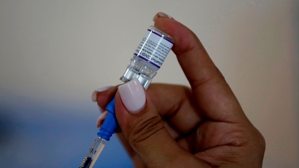 Una enfermera prepara una dosis de la vacuna Pfizer contra el coronavirus, en Ciudad de Panamá (Panamá). Foto: EFE / Bienvenido Velasco