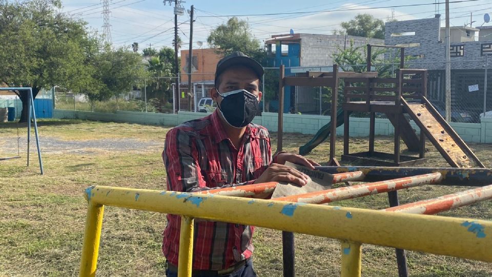 Padres de familia y niños acudieron a al Jardín de Niños Lic. Miguel Alemán Valdés para realizar mejoras. / Foto: Oneida Tovar