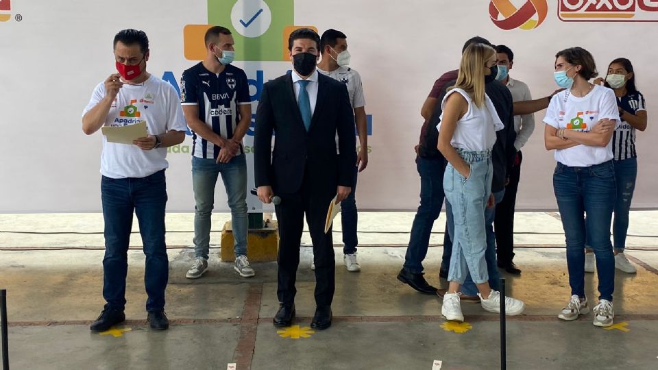 El gobernador electo de Nuevo León, Samuel García, en el evento de apadrinación de una escuela este miércoles. Foto: Fabricio Gallegos