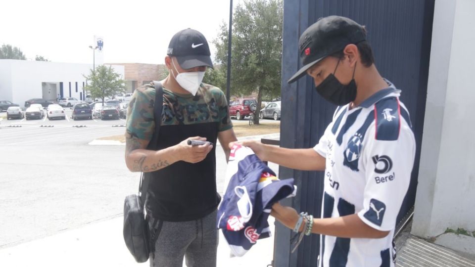 Humberto Suazo atendió amablemente a la afición Rayada