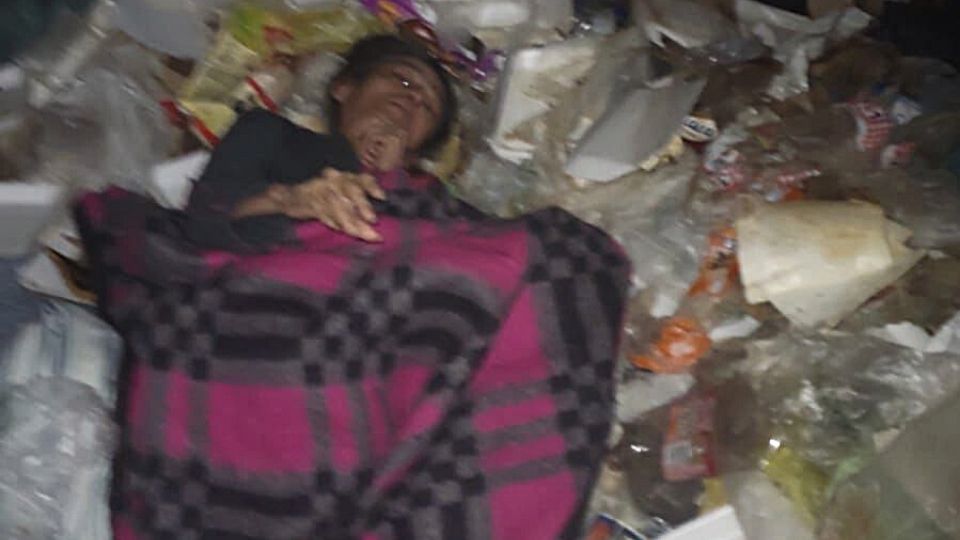 La mujer de la tercera edad solo tenía una cobija para cubrirse entre la basura cuando fue encontrada. Foto: Cortesía