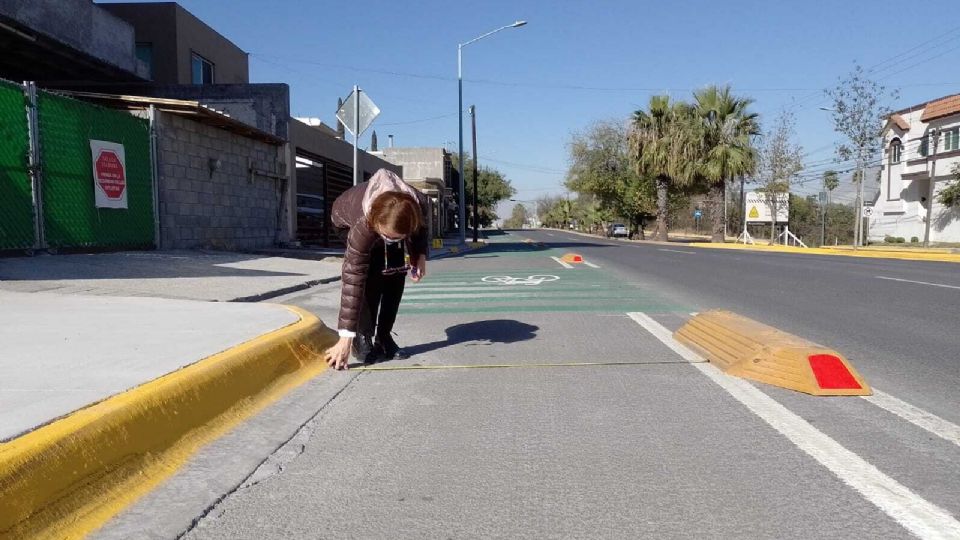 Un grupo de habitantes de San Pedro realizaron la medición de los carriles exclusivos para ciclistas.