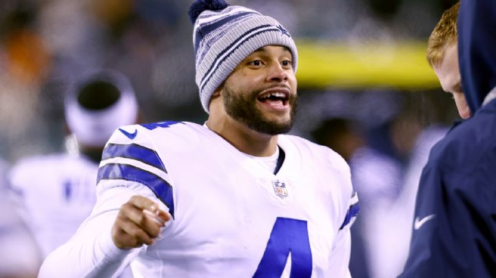 Dak Prescott se disculpa con árbitros