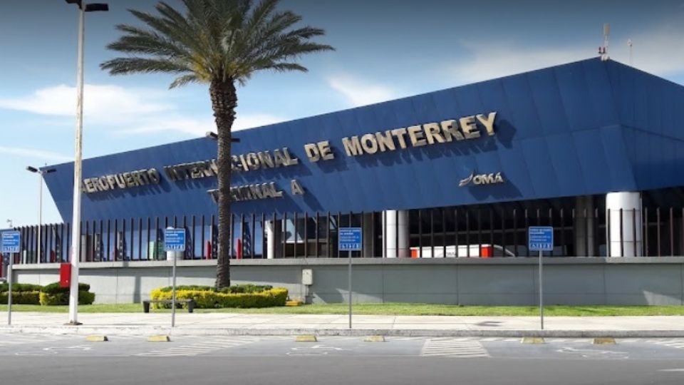 Fotografía de la fachada del Aeropuerto Internacional de Monterrey