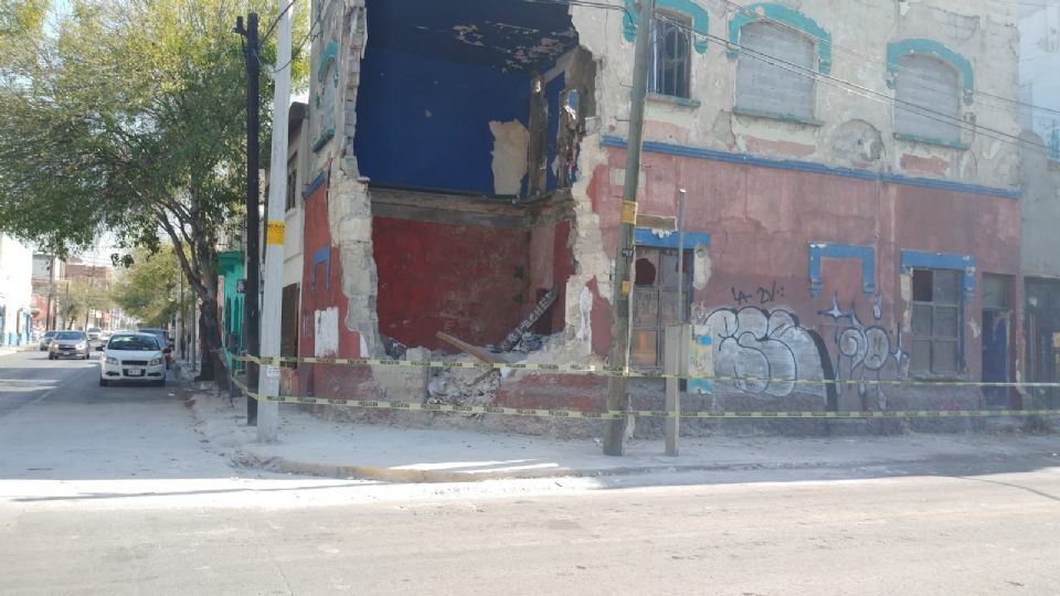 Edificio en abandono, ubicado en el centro de Monterrey, recibió 'tratamiento' ante quejas de vecinos. Foto: Iram Hernández.