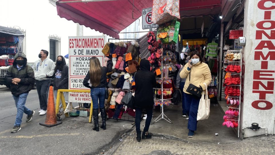 Persiste comercio informal pese a operativos para mantener el control en Colegio Civil. Foto: Oneida Tovar.