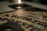 Detienen a 12 adolescentes por jugar ouija en un panteón