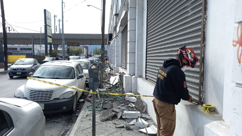 Marquesina de negocio abandonado sufre derrumbe en Monterrey.