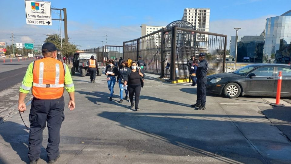 Acuden regios a la explanada de la Arena Monterrey a vacunarse contra covid.