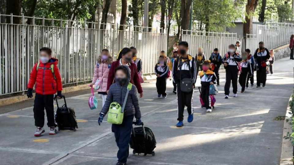 Alumnos regresan a clases presenciales.