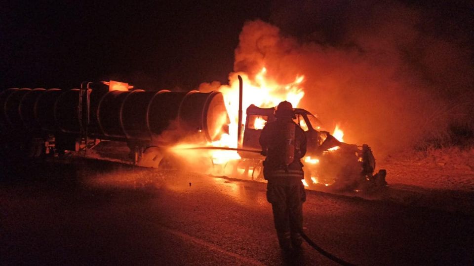 Pipa arde en llamas sobre Carretera Nacional, en Hualahuises.