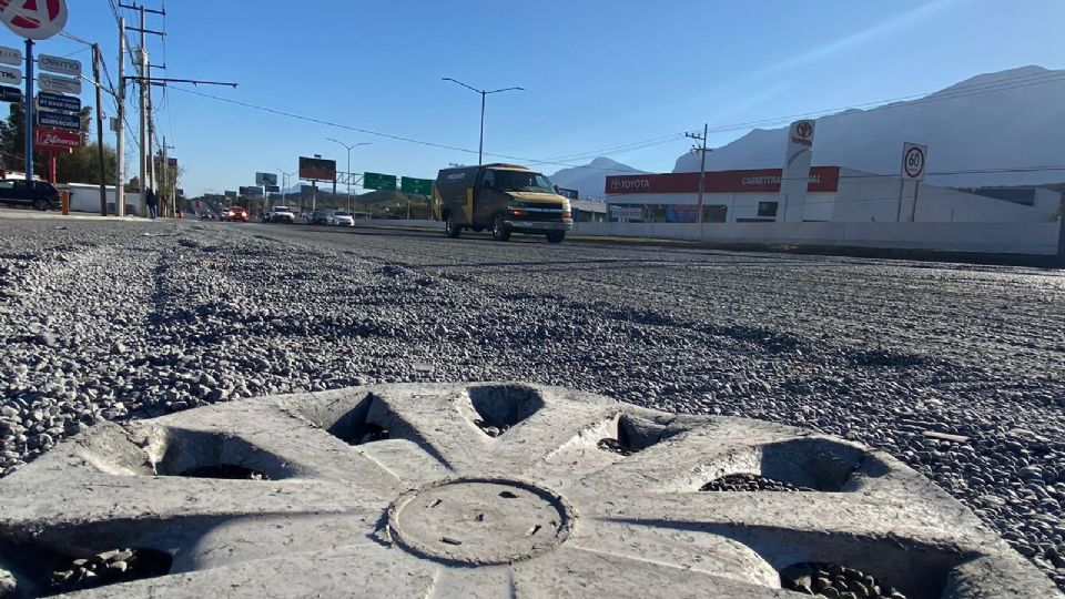 Tienen problemas conductores al transitar por la Carretera Nacional. Foto: Carlos Campos.