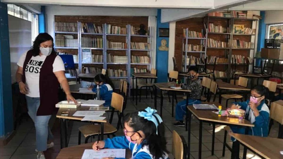 Escuelas en Nuevo León abrirán pese a alza de contagios.