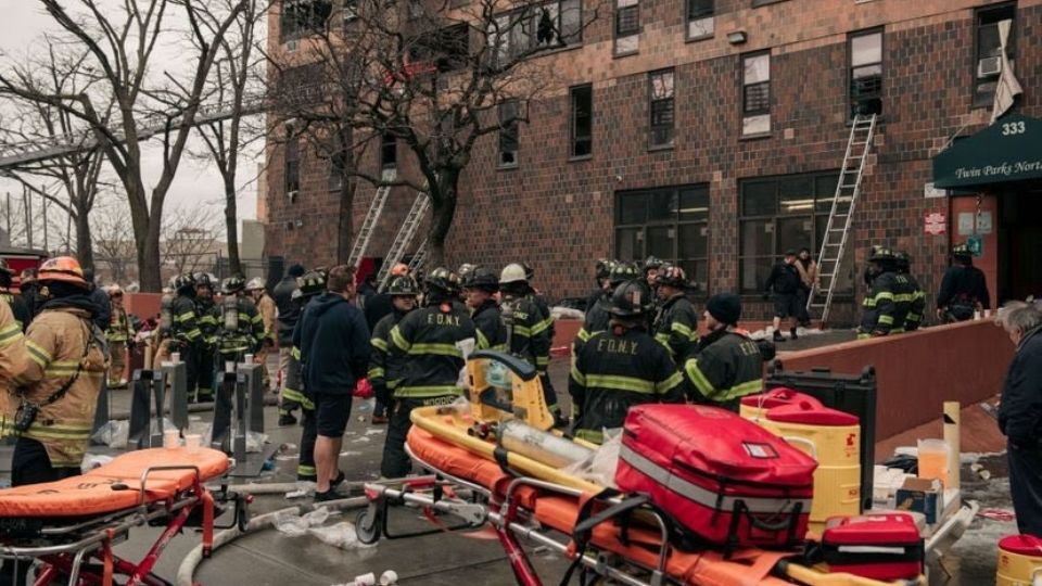 Una gran cantidad de elementos de bomberos participaron sofocando las llamas y rescatando a los habitantes del edificio.