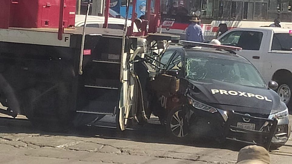 La unidad de la policía impactada con el tren. Foto: Cortesía