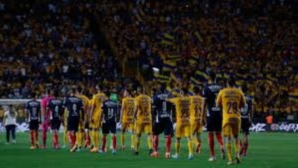 Tigres y Rayados saliendo a la cancha del Estadio Universitario para un Clásico Regio