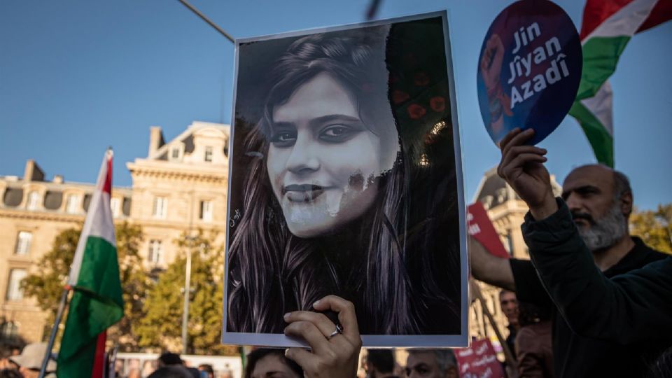 Retrato de Mahsa Amini, mujer que perdió la vida en Irán. EFE/EPA/CHRISTOPHE PETIT TESSON