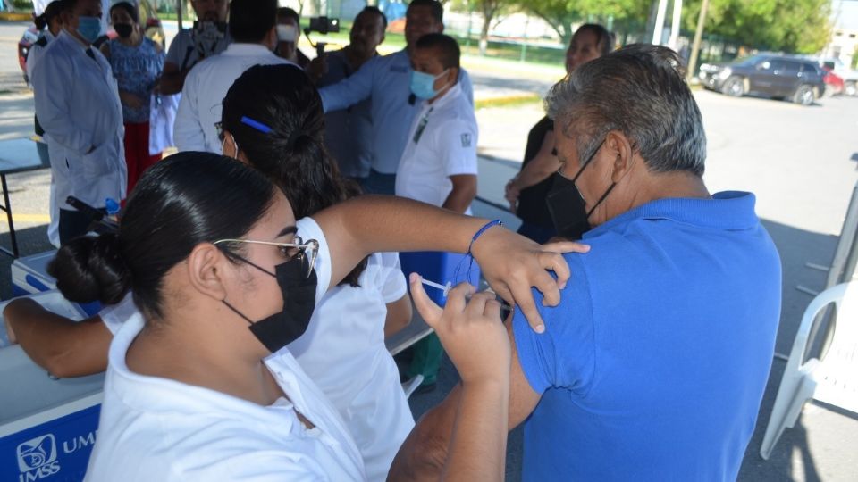 Aplican vacuna contra la influenza en Cadereyta Jiménez.