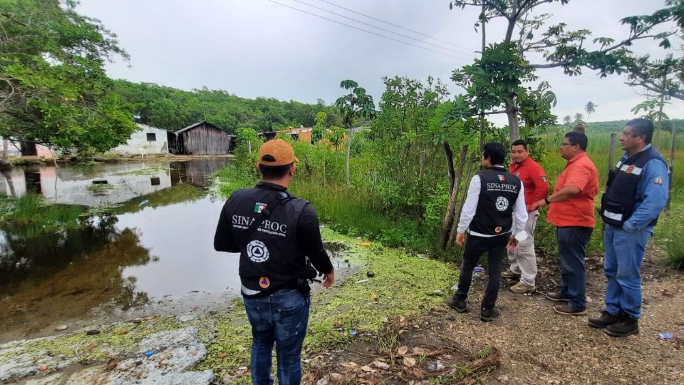 Elementos de Protección Civil frente a zona inundada en Tabasco. Foto: Twitter / @CNPC_MX