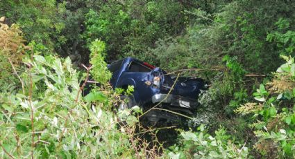 Conductor se desbarranca a 12 metros en Iturbide