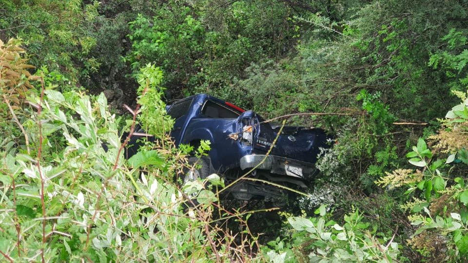 Camioneta cae a barranco en Iturbide.