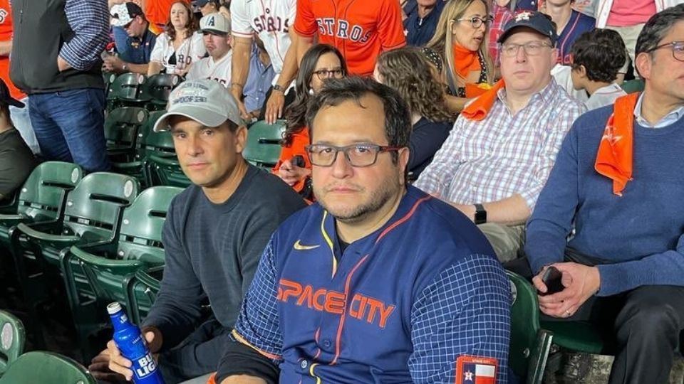 José Ramón López Beltrán en el juego de beisbol.