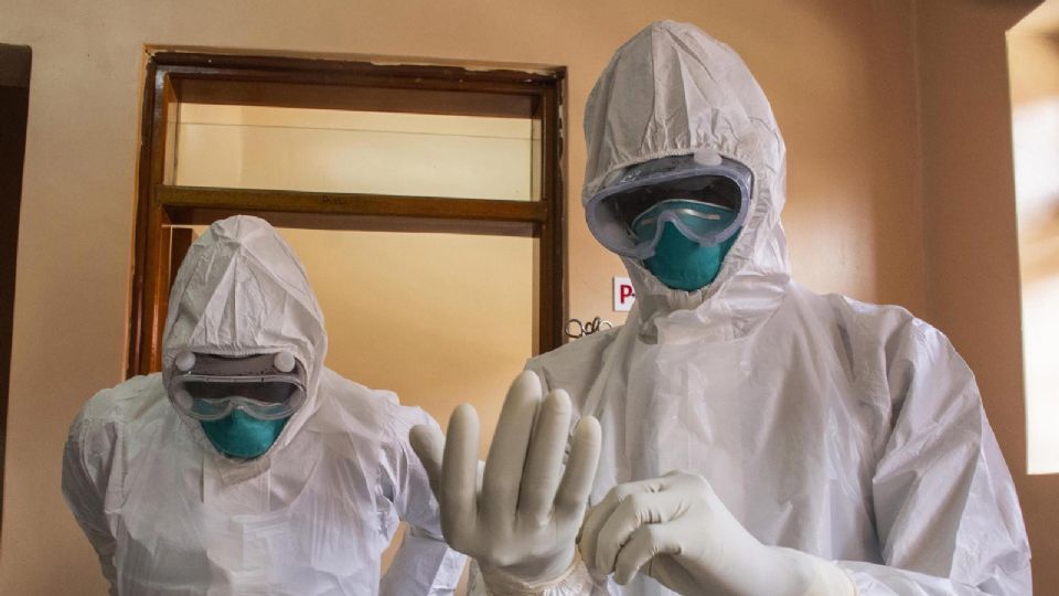 Médicos ugandeses portando sus Equipos de Protección Personal dentro de la zona roja del Ébola en el Centro de Aislamiento del Hospital de Referencia Regional de Entebbe en Entebbe, Uganda.