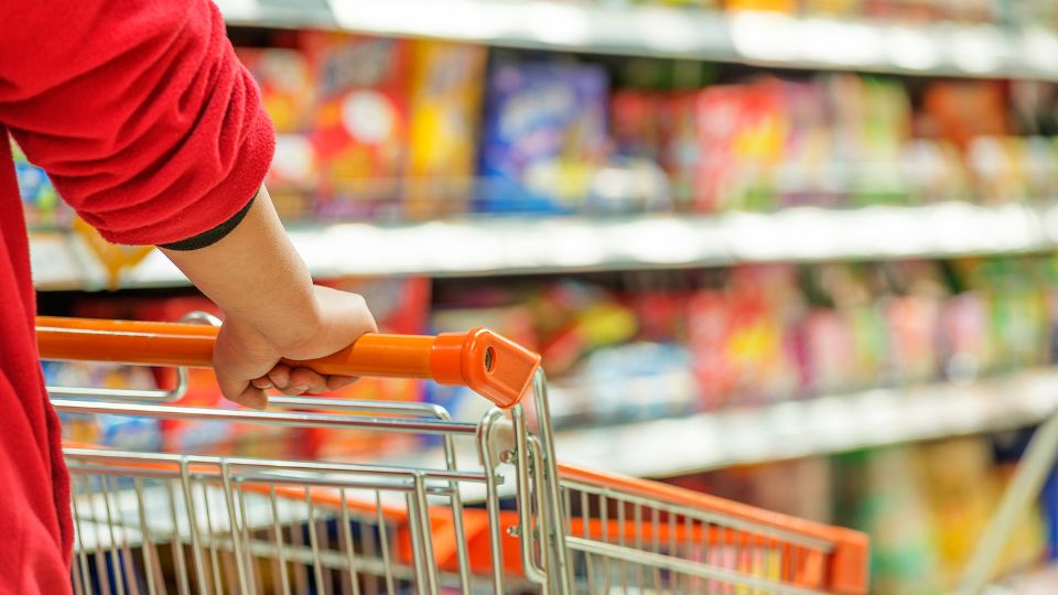 Hombre en supermercado.