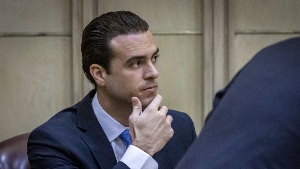 El actor mexicano Pablo Lyle observa durante su juicio ayer, en una corte de Miami, Florida (EE. UU). Foto: EFE / José A. Iglesias/ POOL