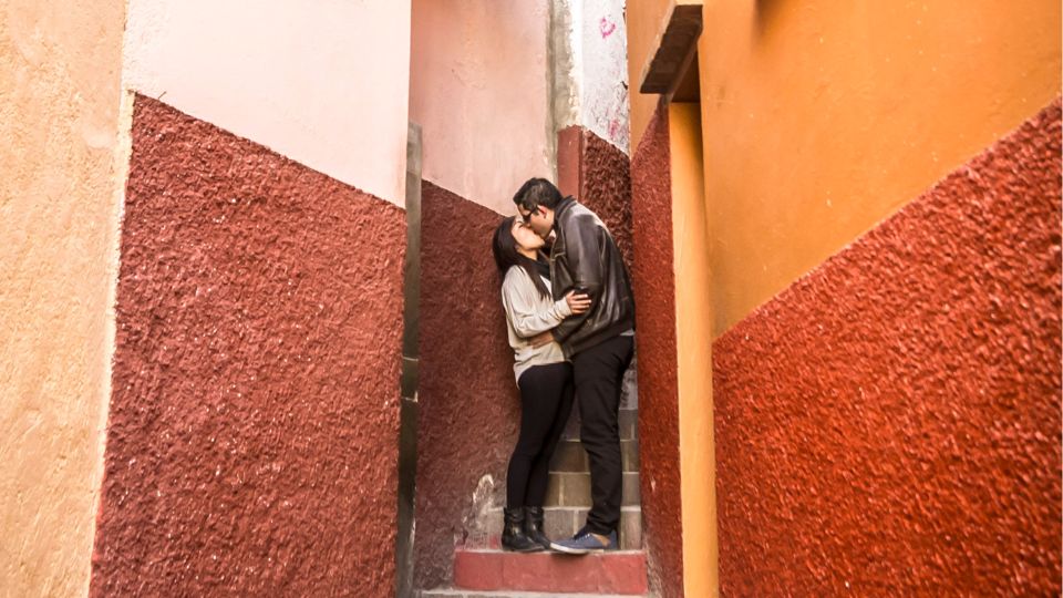 Pareja en el Callejón del Beso.