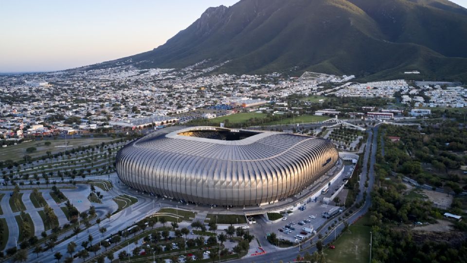 Fotografía del Estadio BBVA desde las alturas, con el cerro de fondo