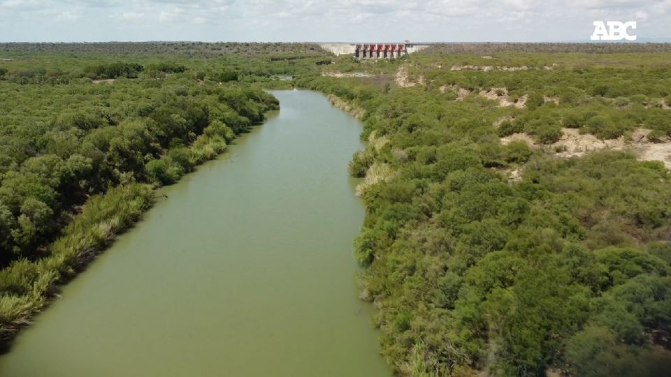 Fotografía de la presa El Cuchillo llena de agua