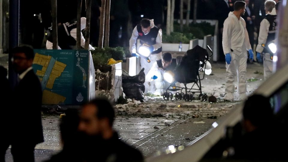 El equipo de investigación de la escena del crimen trabaja mientras policías turcos intentan asegurar el área después de una explosión en la calle Istiklal en Estambul, Turquía, el 13 de noviembre de 2022. Foto: EFE / EPA / Erdem Sahin