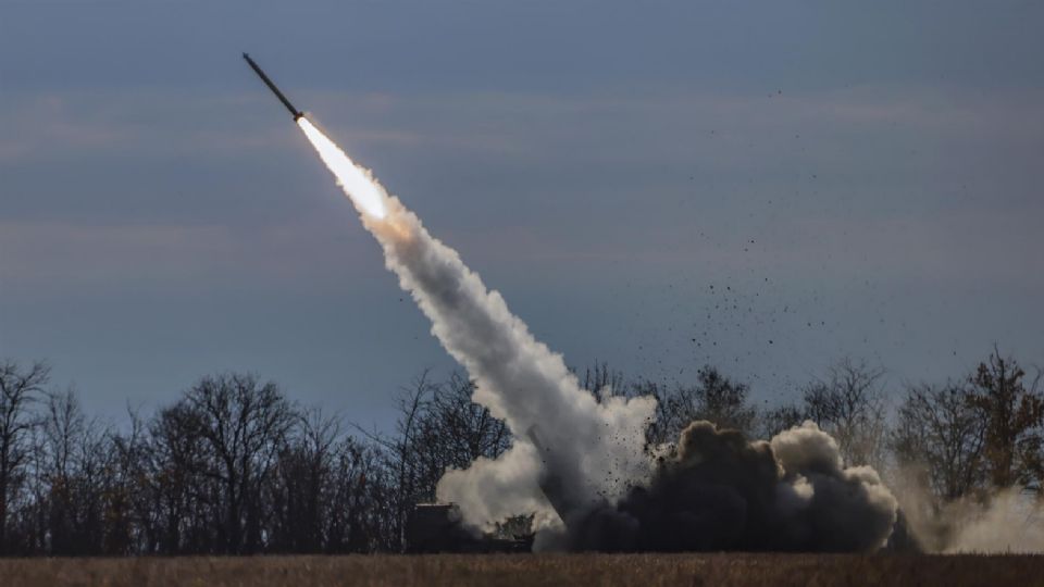 Un sistema de cohetes de artillería de alta movilidad (HIMARS) del ejército ucraniano dispara cerca de la línea del frente en la región norte de Kherson, Ucrania. Foto: EFE/EPA/HANNIBAL HANSCHKE