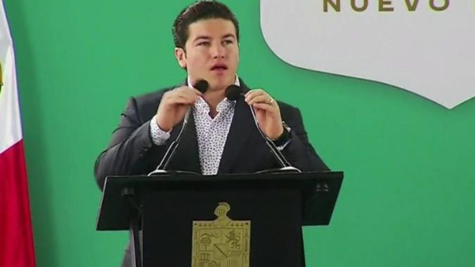 El gobernador de Nuevo León, Samuel García en un evento de atención a medios