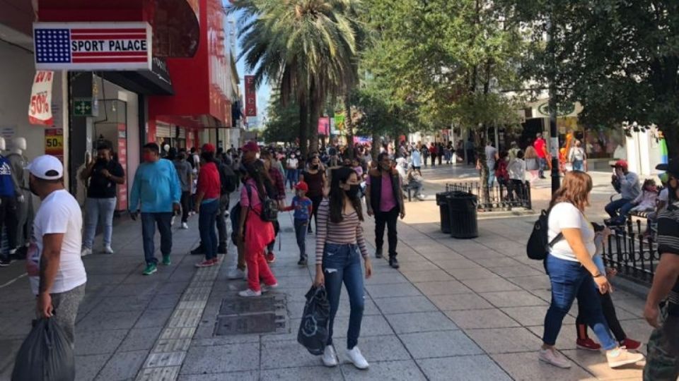 Personas caminan por el centro de Monterrey. Foto: Miriam Ábrego.