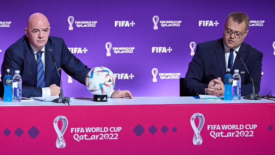 El presidente de la FIFA, Gianni Infantino (izq.) y Bryan Swanson, director de comunicación, durante la conferencia de prensa previa al partido inaugural de la Copa Mundial de la FIFA Qatar 2022, en el Centro Nacional de Convenciones de Qatar (QNCC), el 19 de noviembre de 2022. Foto: Mexsport / Cristian de Marchena