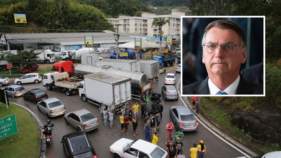 Simpatizantes de Jair Bolsonaro bloquean hoy una carretera para protestar contra los resultados de las elecciones presidenciales, en el kilómetro 76 de la carretera RJ 116 cerca a Nova Friburgo (Brasil). Foto: EFE / André Coelho - Jodson Alves / EFE.