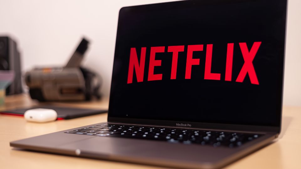 Computadora con plataforma de Netflix