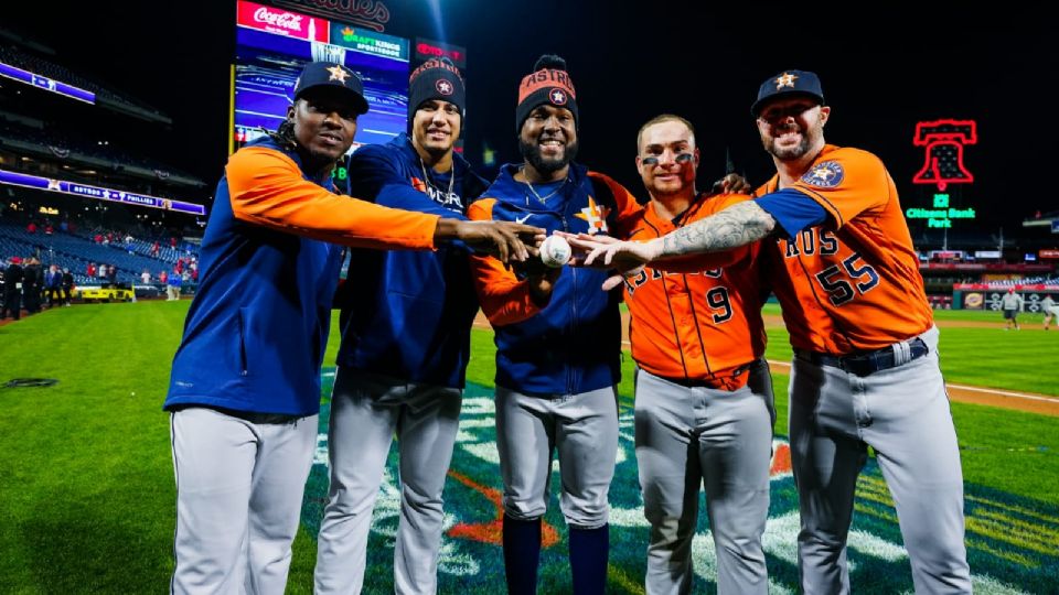 Jugadores de Astros de Houston tras la victoria en el cuarto juego de la Serie Mundial 2022.