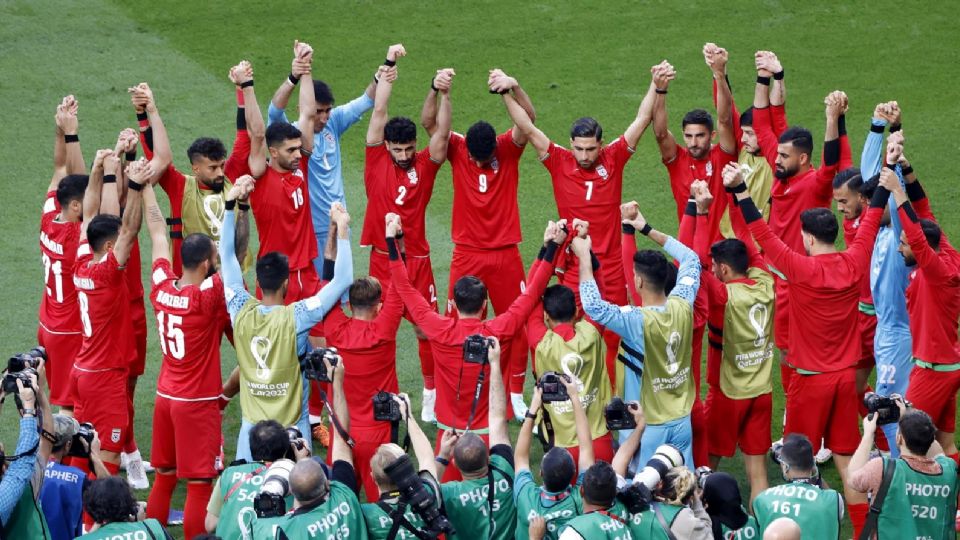 Futbolistas de la Selección de Irán protestaron contra su país al no cantar su himno antes del partido contra Inglaterra