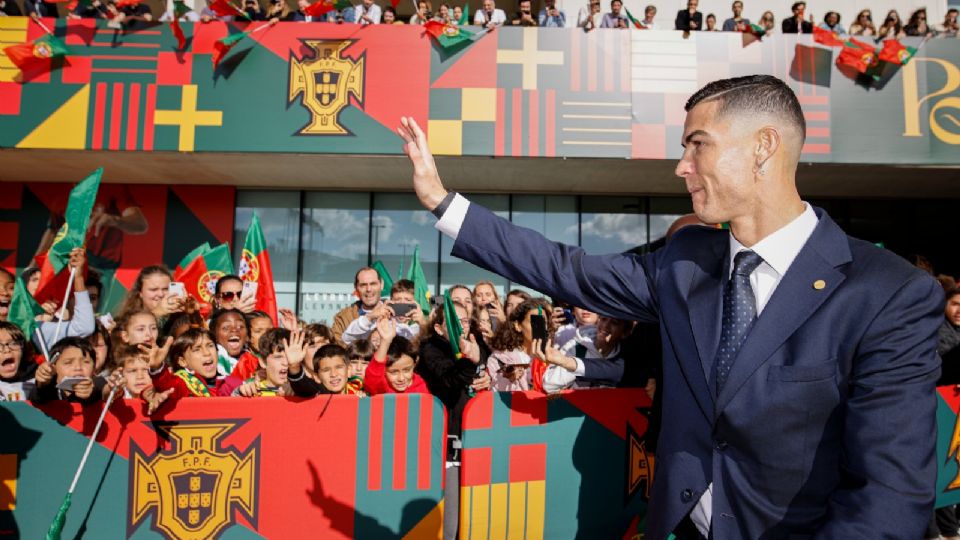 Cristiano Ronaldo saludando a aficionados portugueses.