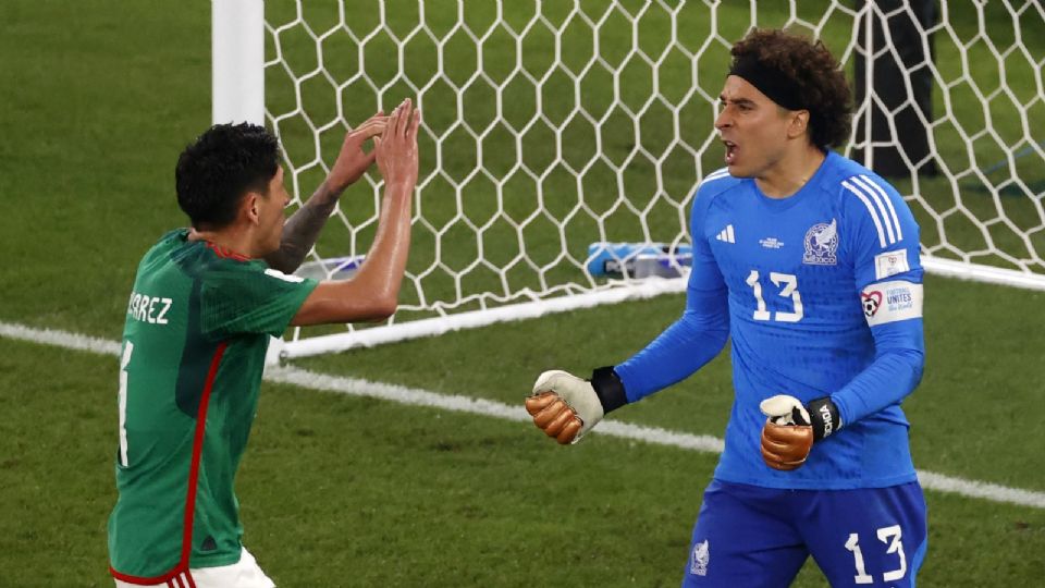 Guillermo Ochoa celebrando la atajada a Robert Lewandowski en el Mundial.