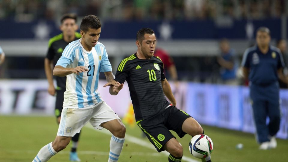 Israel Jiménez defendiendo la camiseta de la selección mexicana.