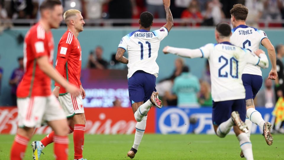 Seleccionados ingleses festejan un gol con el que vencieron a Gales