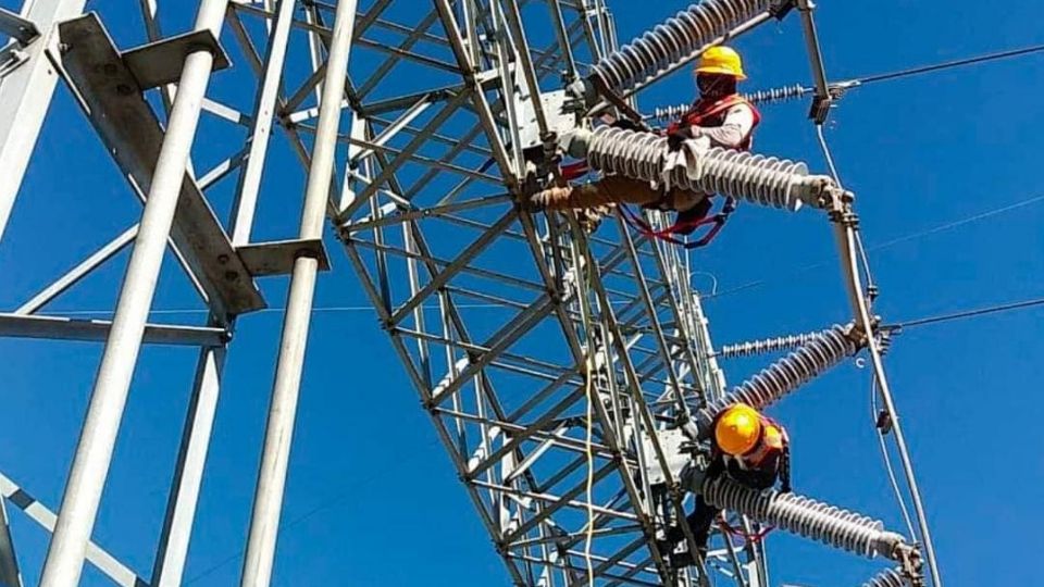 Fotografía de trabajadores reparando equipo eléctrico