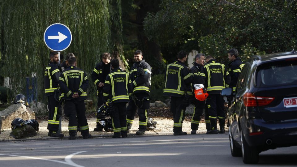 Bomberos desplegados en las proximidades de la Embajada de Ucrania en Madrid este miércoles después de que un empleado resultara herido leve tras la explosión de un artefacto en la sede de la legación diplomática ucraniana. EFE/ Chema Moya