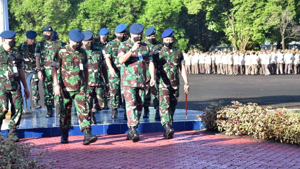 Elementos del Ejército de Indonesia. Foto / Twitter: @_TNIAU