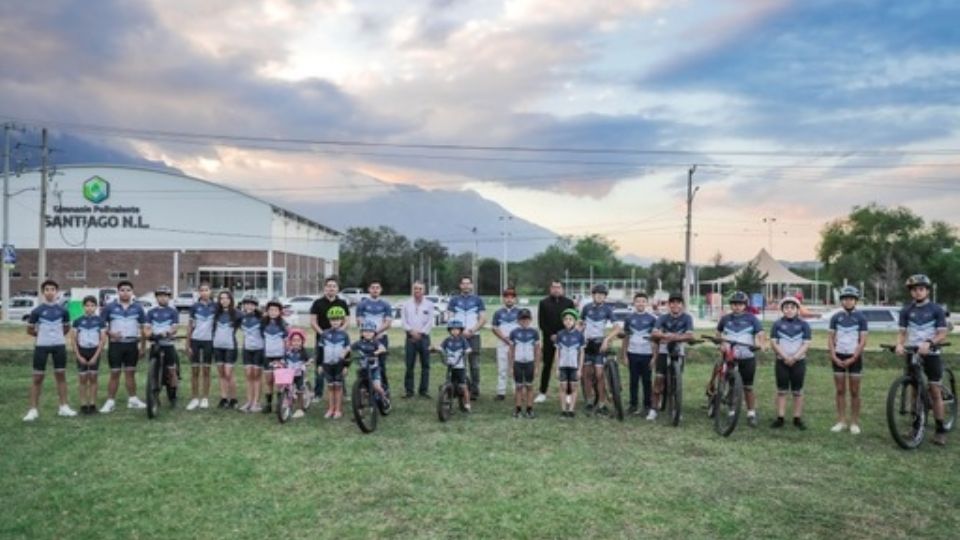 El municipio de Santiago entregó uniformes a los estudiantes de la escuela de ciclismo